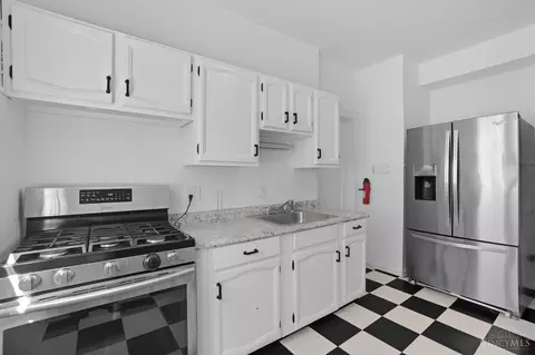 Kitchen - 4352 Ridgeview Ave, Cincinnati, OH 45238 photo 2 of 8
