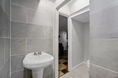 Bath - 4352 Ridgeview Ave, Cincinnati, OH 45238 photo 4 of 4