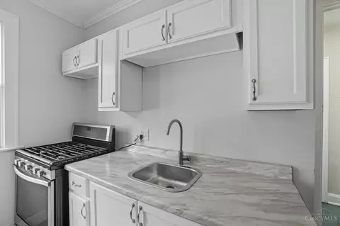 Kitchen - 4352 Ridgeview Ave, Cincinnati, OH 45238 photo 7 of 8