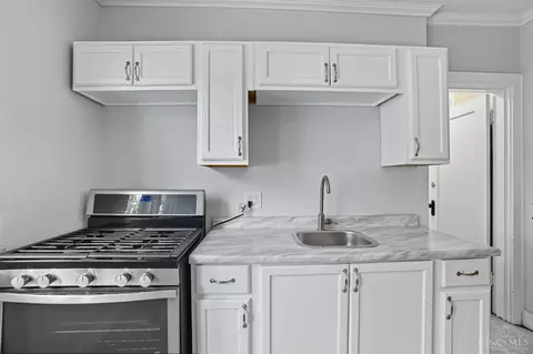 Kitchen - 4352 Ridgeview Ave, Cincinnati, OH 45238 photo 6 of 8