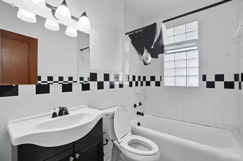 Bath - 4352 Ridgeview Ave, Cincinnati, OH 45238 photo 2 of 4