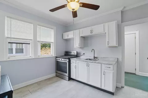Kitchen - 4352 Ridgeview Ave, Cincinnati, OH 45238 photo 4 of 8