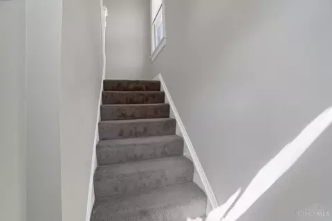 Entry Way - 4352 Ridgeview Ave, Cincinnati, OH 45238 photo 4 of 11