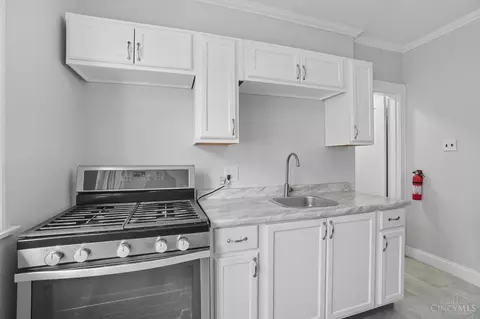 Kitchen - 4352 Ridgeview Ave, Cincinnati, OH 45238 photo 5 of 8