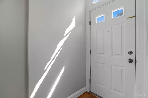 Entry Way - 4352 Ridgeview Ave, Cincinnati, OH 45238 photo 1 of 11