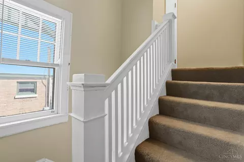 Entry Way - 4352 Ridgeview Ave, Cincinnati, OH 45238 photo 5 of 11