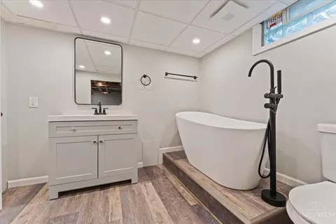 Bath - 2177 Crane Ave, Cincinnati, OH 45207 photo 3 of 3