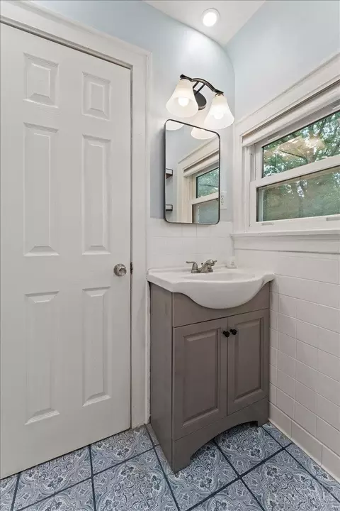 Bath - 2177 Crane Ave, Cincinnati, OH 45207 photo 2 of 3