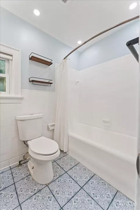 Bath - 2177 Crane Ave, Cincinnati, OH 45207 photo 1 of 3