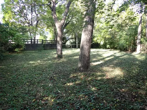 Exterior - 94 Sharon Rd, Glendale, OH 45246 photo 7 of 11