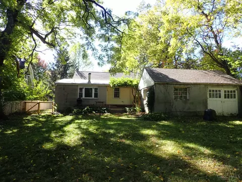 Exterior - 94 Sharon Rd, Glendale, OH 45246 photo 8 of 11