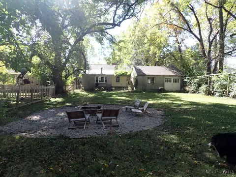 Exterior - 94 Sharon Rd, Glendale, OH 45246 photo 6 of 11