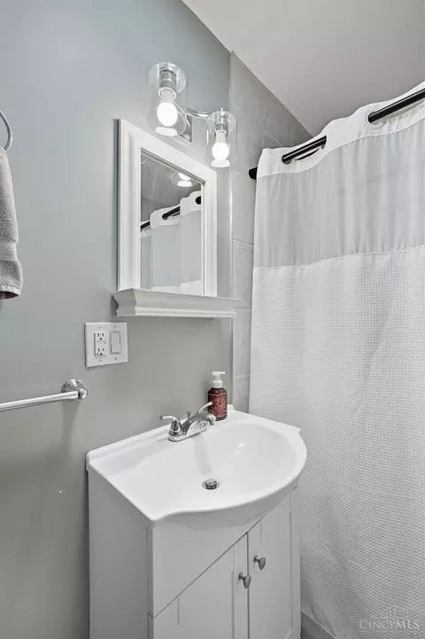 Bath - 2526 Bremont Ave, Golf Manor, OH 45237 photo 2 of 3