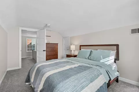Bedroom - 2526 Bremont Ave, Golf Manor, OH 45237 photo 6 of 7