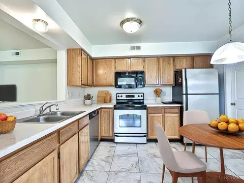 Kitchen - 3986 Maplefield Ct, Cincinnati, OH 45255 photo 1 of 4