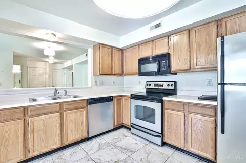 Kitchen - 3986 Maplefield Ct, Cincinnati, OH 45255 photo 4 of 4