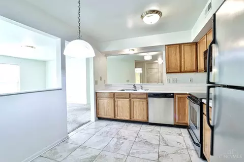 Kitchen - 3986 Maplefield Ct, Cincinnati, OH 45255 photo 3 of 4