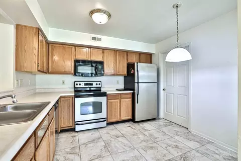 Kitchen - 3986 Maplefield Ct, Cincinnati, OH 45255 photo 2 of 4