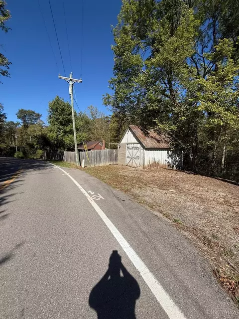 702 Middleboro Rd, Oregonia, OH 45054