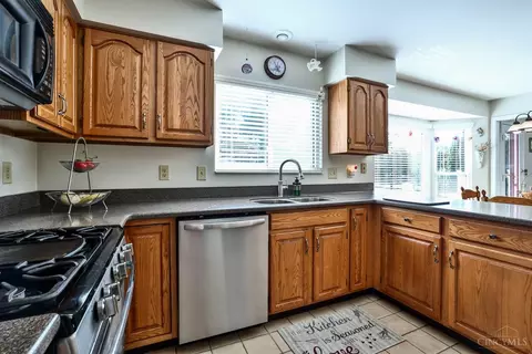 Kitchen - 3810 Arbor Ln, Cincinnati, OH 45255 photo 2 of 2