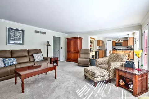 Living - 3810 Arbor Ln, Cincinnati, OH 45255 photo 3 of 4