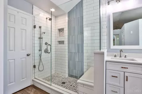 Bath - 3810 Arbor Ln, Cincinnati, OH 45255 photo 3 of 6