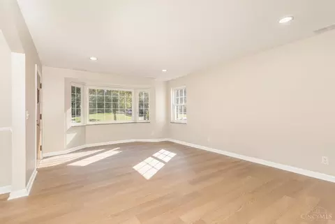 Living - 1139 Glenna Dr, Cincinnati, OH 45238 photo 2 of 7