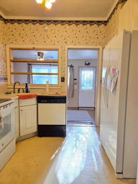 Kitchen - 401 Wright St, Blanchester, OH 45107 photo 4 of 6