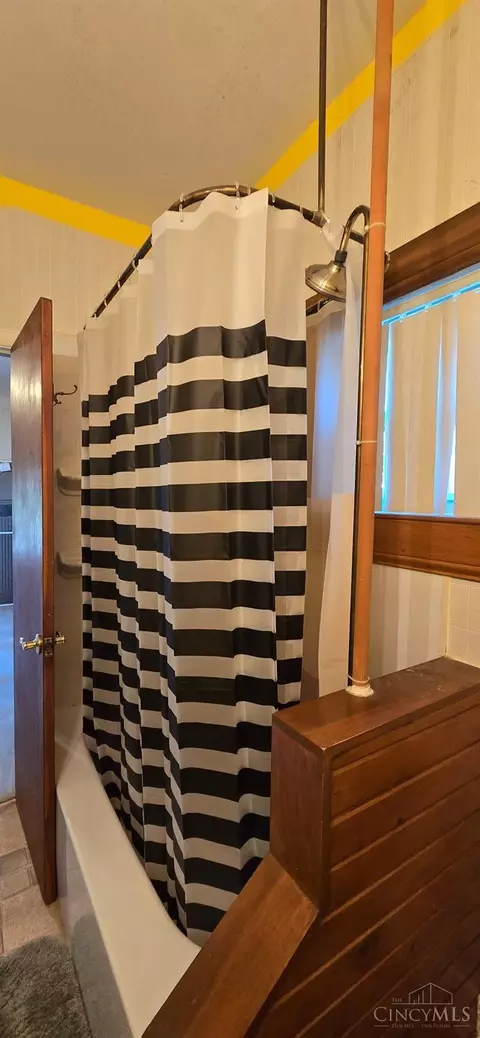 Bath - 401 Wright St, Blanchester, OH 45107 photo 2 of 3