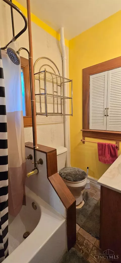 Bath - 401 Wright St, Blanchester, OH 45107 photo 3 of 3
