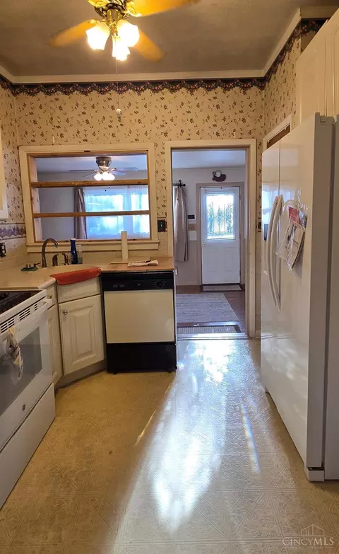 Kitchen - 401 Wright St, Blanchester, OH 45107 photo 6 of 6