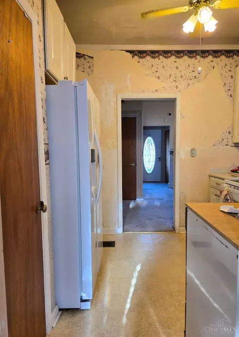 Entry Way - 401 Wright St, Blanchester, OH 45107 photo 4 of 5