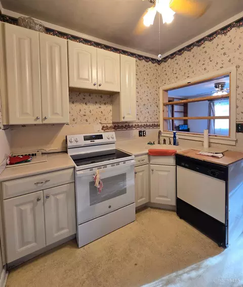 Kitchen - 401 Wright St, Blanchester, OH 45107 photo 2 of 6