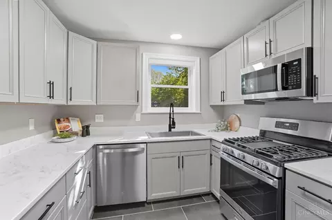 Kitchen - 6322 Elbrook Ave, Golf Manor, OH 45237 photo 2 of 2