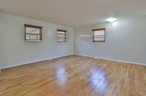 Living - 502 Marion Rd, Woodlawn, OH 45215 photo 5 of 6