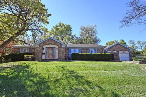 1136 Inner Circle Dr, Forest Park, OH 45240