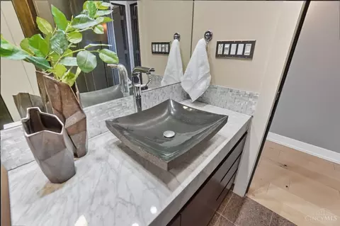 Bath - 30 Central Pkwy, Cincinnati, OH 45202 photo 6 of 6
