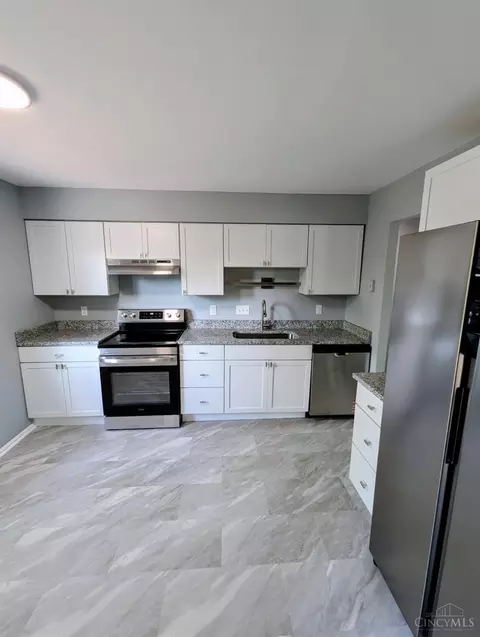 Kitchen - 962 Harrogate Ct, Forest Park, OH 45240 photo 2 of 4