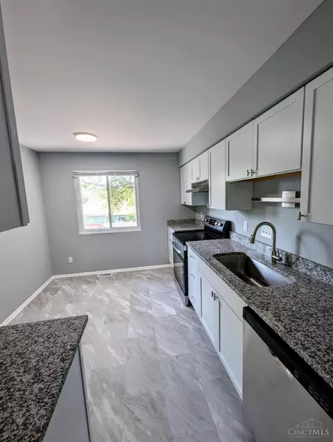 Kitchen - 962 Harrogate Ct, Forest Park, OH 45240 photo 4 of 4