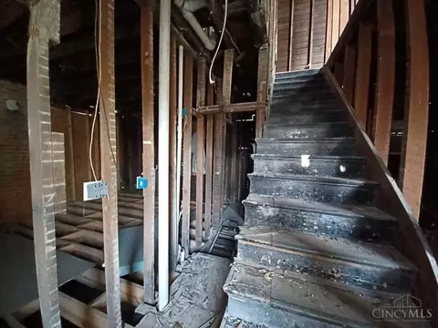 Entry Way - 4520 Eastern Ave, Cincinnati, OH 45226 photo 5 of 11