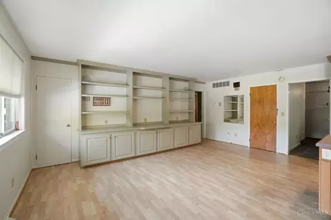 Living - 1629 Miles Rd, Cincinnati, OH 45231 photo 6 of 7