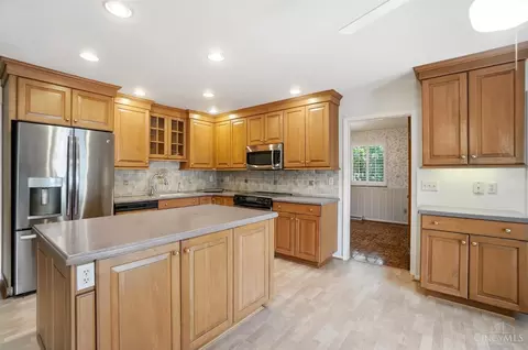 Kitchen - 1629 Miles Rd, Cincinnati, OH 45231 photo 3 of 9