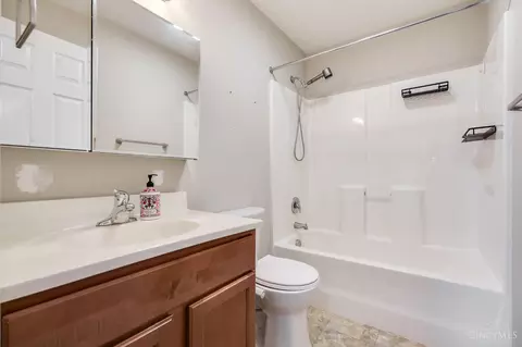 Bath - 1593 Eden Park Dr, Hamilton, OH 45013 photo 2 of 3