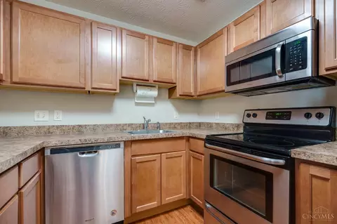 Kitchen - 1593 Eden Park Dr, Hamilton, OH 45013 photo 3 of 3