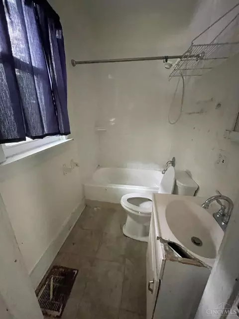 Bath - 6803 Fork Ave, Cincinnati, OH 45227 photo 1 of 1