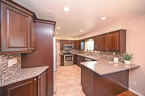 Kitchen - 1596 Pinebluff Ln, Cincinnati, OH 45255 photo 2 of 4