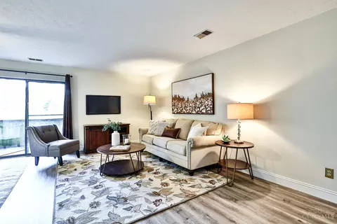 Living - 535 Davis Rd, Cincinnati, OH 45255 photo 2 of 4