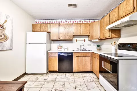 Kitchen - 535 Davis Rd, Cincinnati, OH 45255 photo 1 of 3