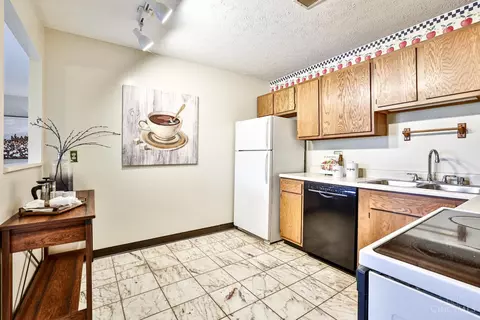 Kitchen - 535 Davis Rd, Cincinnati, OH 45255 photo 3 of 3