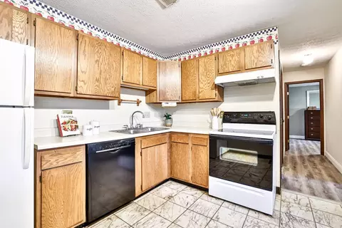 Kitchen - 535 Davis Rd, Cincinnati, OH 45255 photo 2 of 3